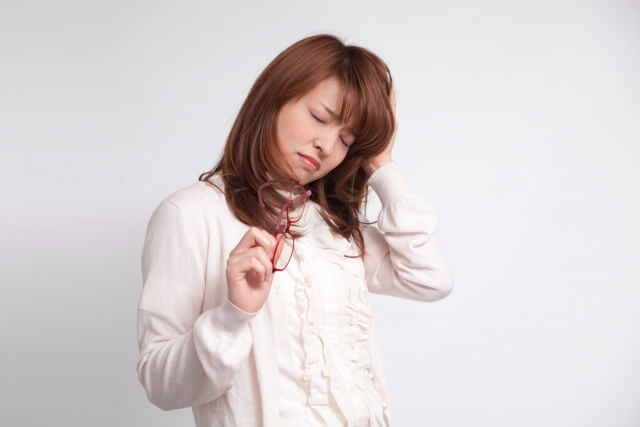 頭痛の女性