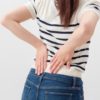 腰を痛がる女性