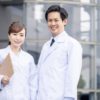 二人で立つ医師