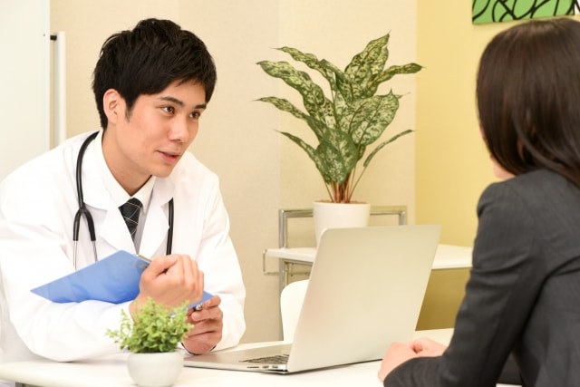 診察を行う医師