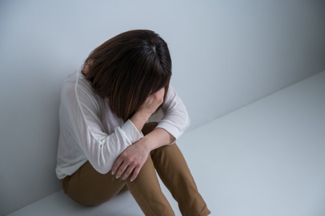 暗く落ち込む女性