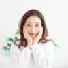 顔に手を当てる女性