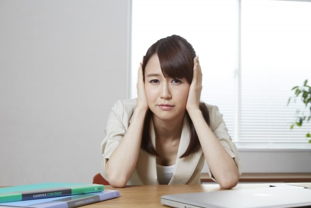 頭痛がつらい女性