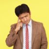 頭痛を感じる男性