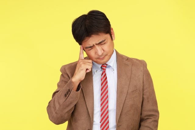 頭痛を感じる男性